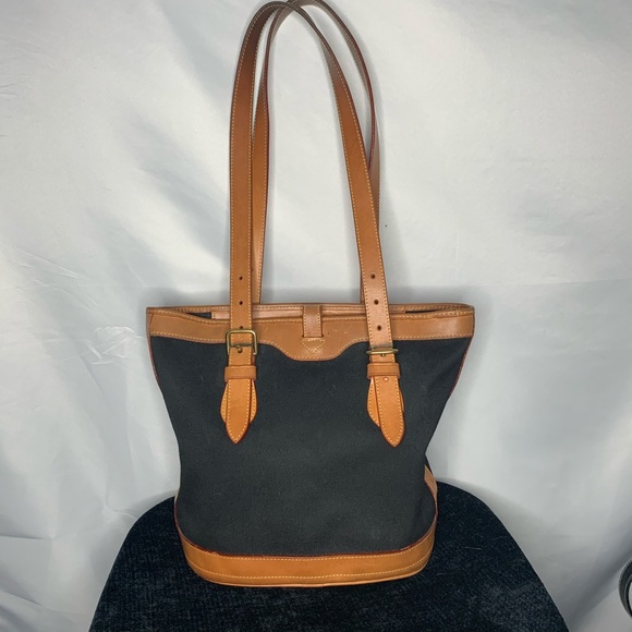 Dooney & Bourke Handbags - Dooney & Bourke shoulder bag excellent condition